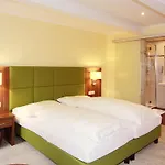 Отель Goldener Adler 3*